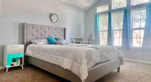 Cheap, Cozy Bedroom Near Houston Premium Outlets.