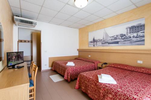 1 queen bed, 2 twin beds