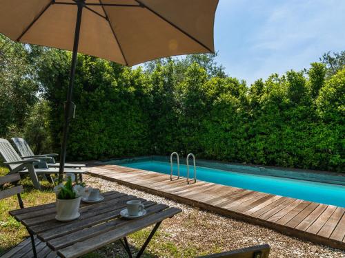  Idyllic Holiday Home in Pescia with Swimming Pool, Ferienwohnung in Uzzano
