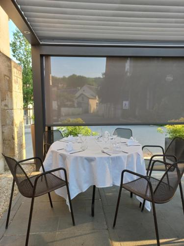 Hôtel Restaurant Famille Bourgeois La Cote des Monts Damnés - image 7