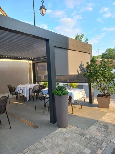 Hôtel Restaurant Famille Bourgeois La Cote des Monts Damnés - image 3