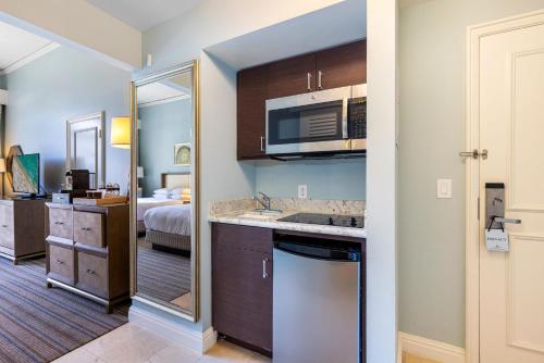 廚房, Lovely Deluxe Unit Located at Ritz Carlton - Key Biscayne! in 畢士肯島 (FL)