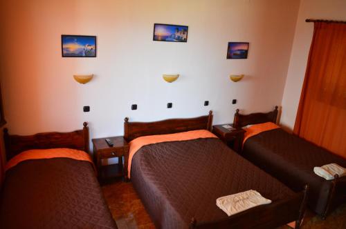 1 double bed, 2 twin beds