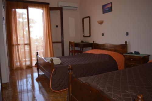 1 double bed, 1 twin bed
