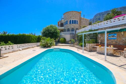 Deluxe Villa image 2