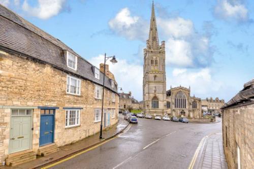 Victorian townhouse - Stamford centre - 2 big bedrooms, living room kitchen etc tastefully decorated