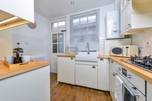 Victorian townhouse - Stamford centre - 2 big bedrooms, living room kitchen etc tastefully decorated