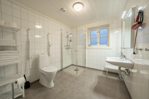 Bathroom, Reinefjorden Sjøhus in Reine (Nordland)