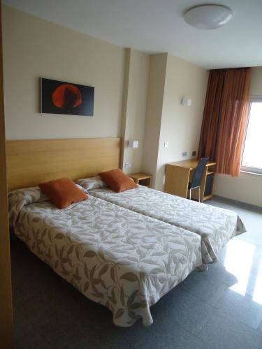 Twin Room image 4