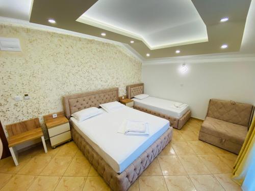 1 queen bed, 2 twin beds