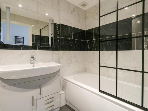 Flat 6 Thornlow Heights - image 5