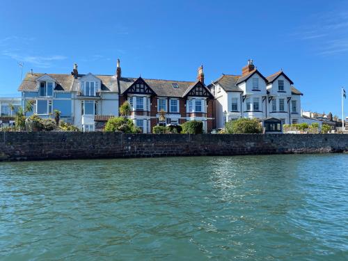 A unique and spacious river front property - Shaldon