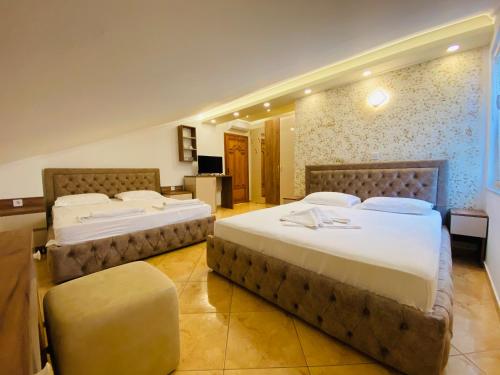 2 bedrooms, 3 beds