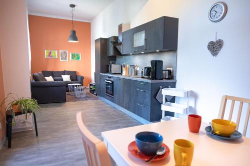 virtuve, Moderne Ferienwohnung am Thuringer Wald perfekt fur Familien, Paare & Urlaub mit Hund, mit Sauna & B in Georgenthal (Thuringia)