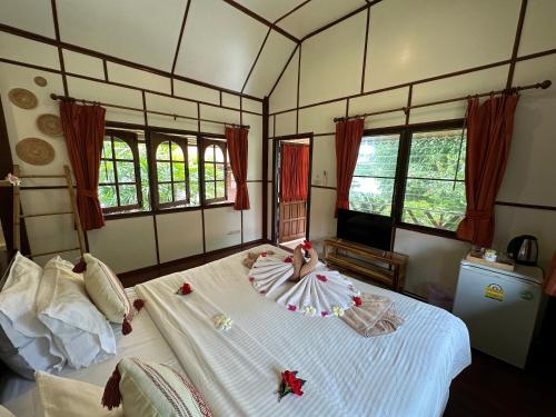 Bangrak Pier Bungalow thumbnail 3