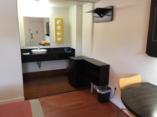 Motel 6 Glassboro, NJ - Rowan University - 화장실