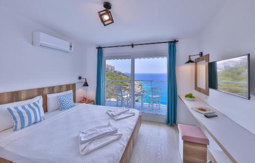 Deluxe Double Room with Balcony and Sea View