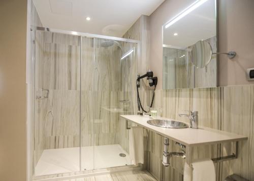 Hotel Plaza Coruña Room Type - Triple Room