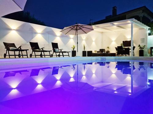 Lounge Paradise Private Pool Eco Villa in Setenil de las Bodegas