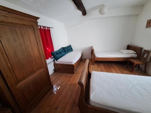 2 bedrooms, 5 beds