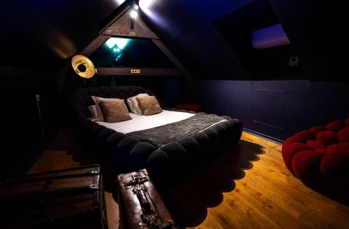 1 queen bed, 1 sofa bed