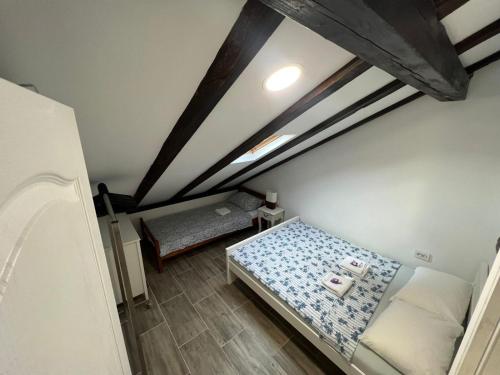 3 bedrooms, 5 beds