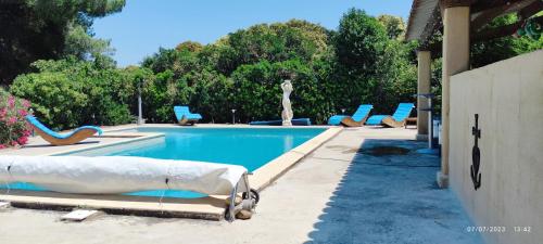 superbe gîte d'entressen T1 bis de 27M2 dans mas en campagne avec piscine et espace de jeux extérieurs pour les enfants et terrain de pétanque