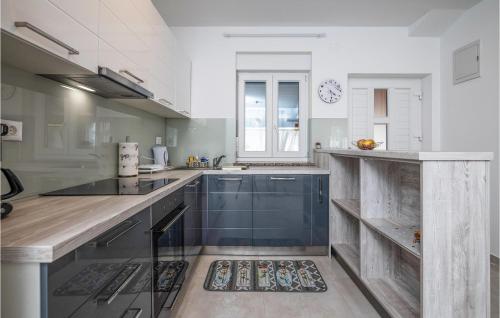 virtuve, 2 Bedroom Beautiful Home In Zeliski in Grandici