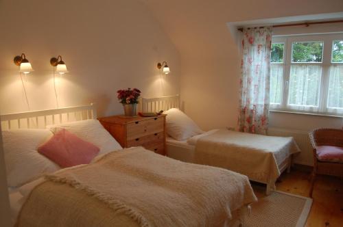 1 double bed, 1 twin bed
