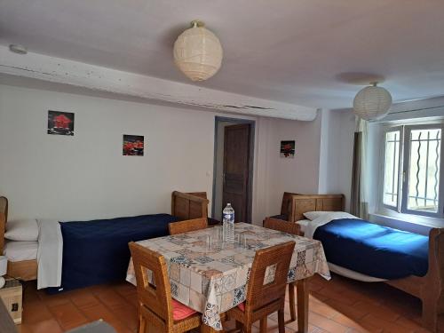 2 bedrooms, 7 beds