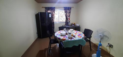 레스토랑, Yogi Guesthouse Most Affordable, Decent and Nearest accommodation near Airport with Wifi and hot sho in 프리타운