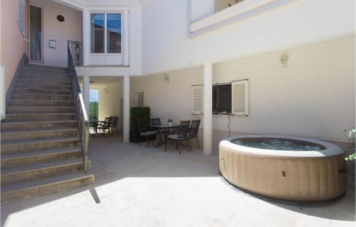Beautiful Apartment In Podgrade With Jacuzzi