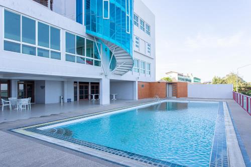 Swimming pool, Hadthong hotel in Prachuap Khiri Khan City Center