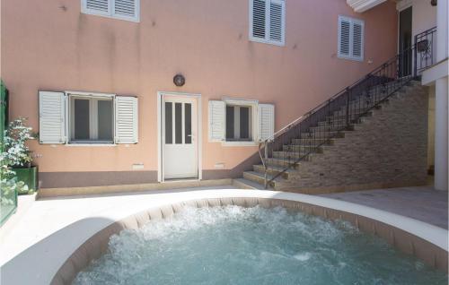 Viesnīcas āriene, Awesome Apartment In Podgrade With Wifi in Slime