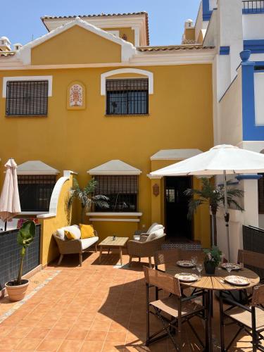 Casa Rodasa - 2 bedrooms, roof terrace, Airco, Front-terrace, Back-Patio, communal pool, etc gîte à louer Roda