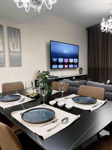 شقة مميزة مكونة من غرفة و صالة مع تلفزيون 85 بوصة 1bedroom apartment with 85inchTv