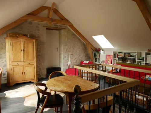Shared lounge/TV area, Les jardins de Nanine in Lapleau