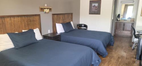 Blue Sky Inn- Veteran Owned, New Breakfast Area, Rennovated Rooms, 5 plus acres for you and your pet to roam, NEW Fire Pit