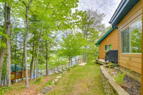 Waterfront 'UP Badger Lodge BnB' on Powell Lake in Munising Township (MI)