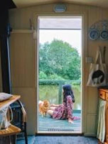 منظر, Snug & Secluded Lakeside Shepherds Hut 'Carp' in أكفيلد