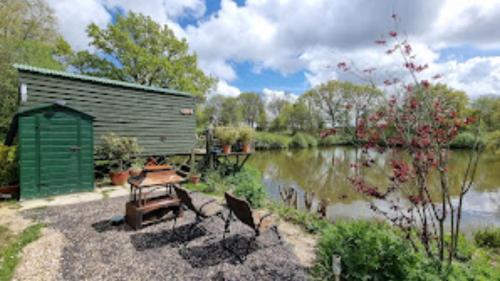 Vistas, Snug & Secluded Lakeside Shepherds Hut 'Carp' in Uckfield