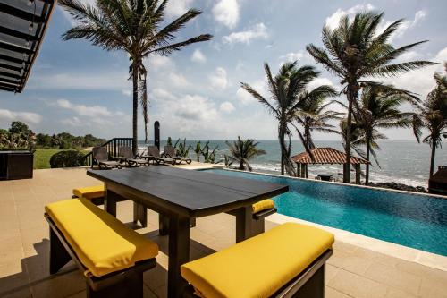 Super Private Beachfront 3BR Villa with Infinity Pool Andromeda Pedasi in Pedasi