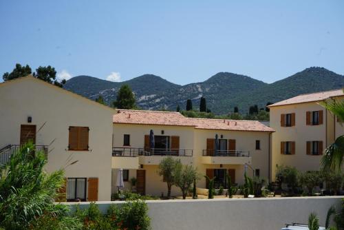 2 bedrooms, 3 beds