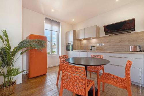 Kitchen, Les Suites Locarno, Parking-Proche gare in Limoges