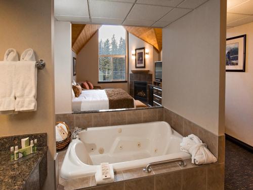 King Suite Jetted Tub
