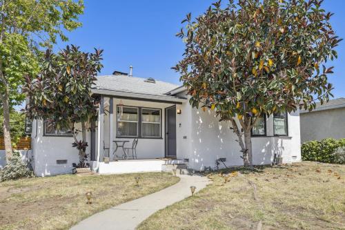 Pet-Friendly North Hollywood Bungalow with Patio in North Hollywood, Vereinigte Staaten von Amerika
