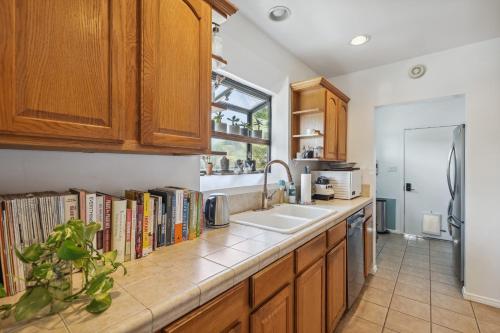 Pet-Friendly North Hollywood Bungalow with Patio in North Hollywood, USA