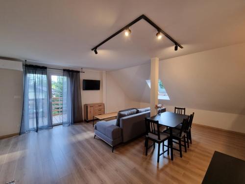 บริการและสิ่งอำนวยความสะดวก, Ostoja in ชิโบรชิน