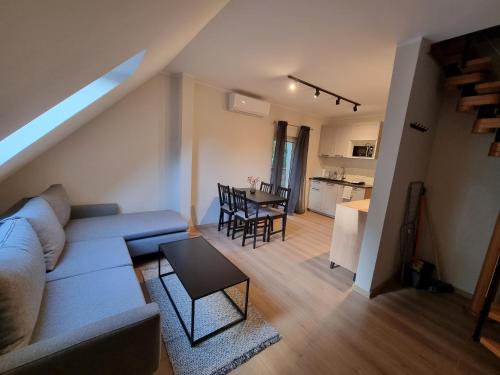 Ostoja in ชิโบรชิน