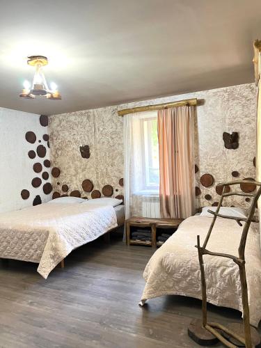 1 double bed, 1 twin bed